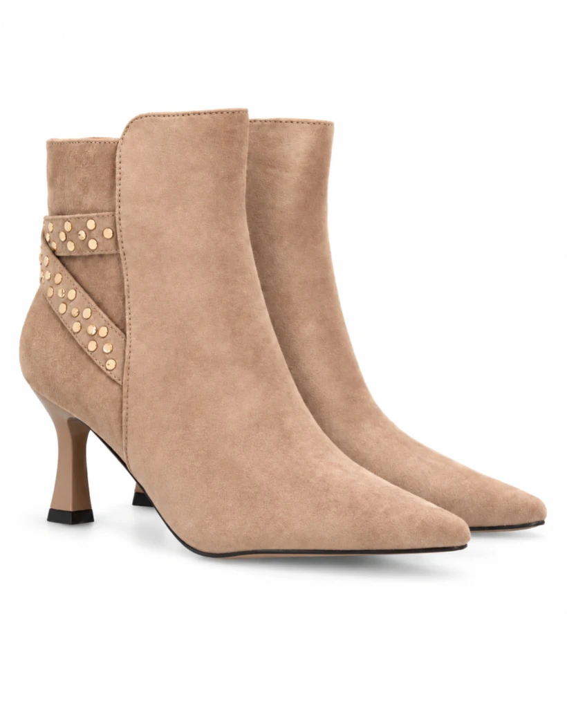 Botines elegantes con tachuelas y tacón fino